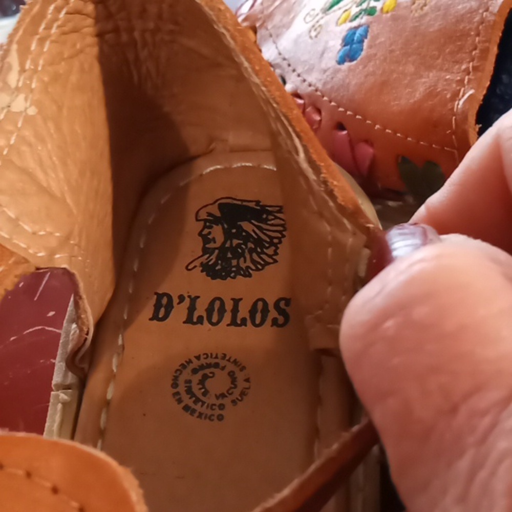 D'Lolos  Hand crafted leather sandals with embroidered floral motif. - Picture 4 of 4